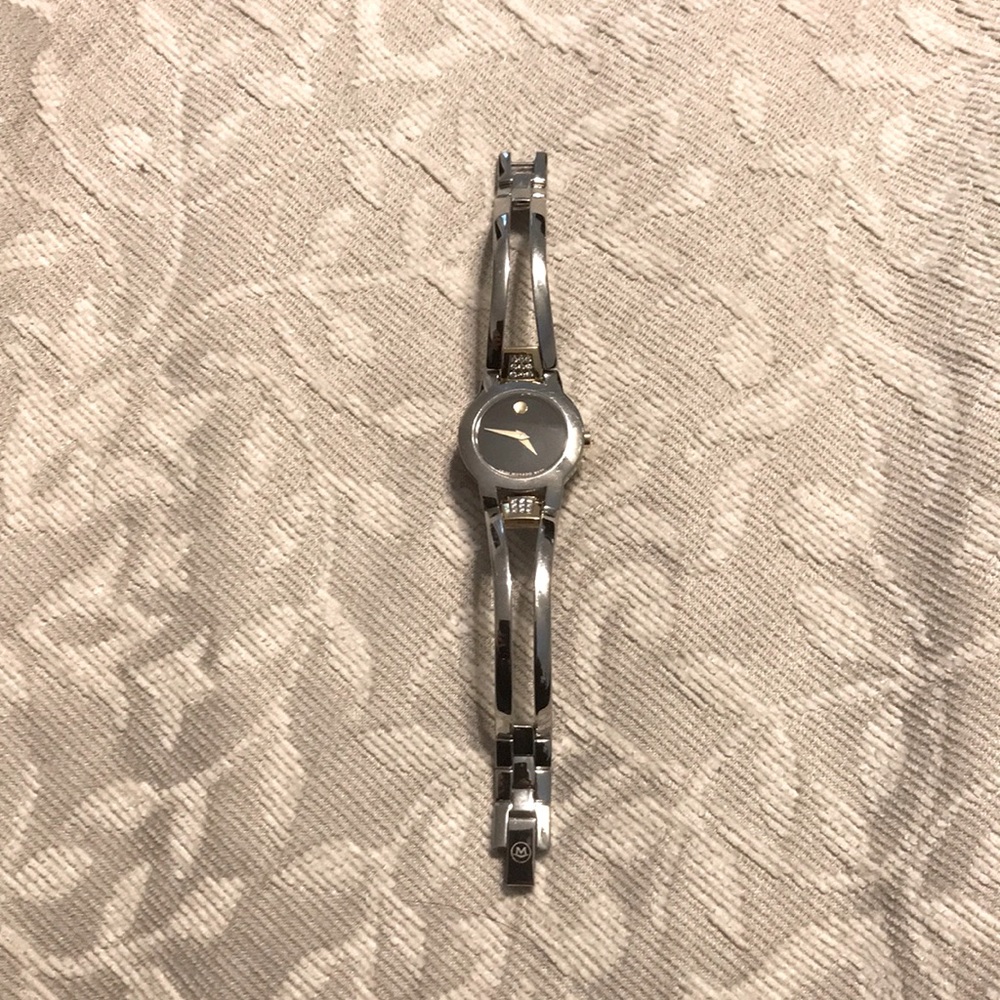 gently used woman’s watch. A few minor scratches, overall great condition.